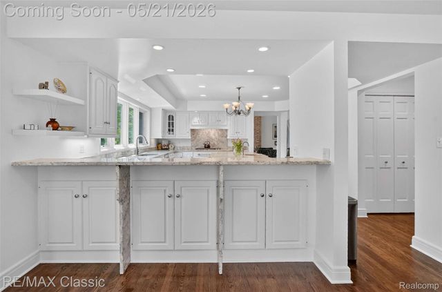 115 W Hickory Grove Road, Bloomfield Hills, MI 48304