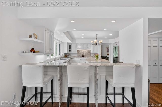 115 W Hickory Grove Road, Bloomfield Hills, MI 48304