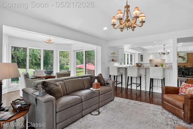 115 W Hickory Grove Road, Bloomfield Hills, MI 48304