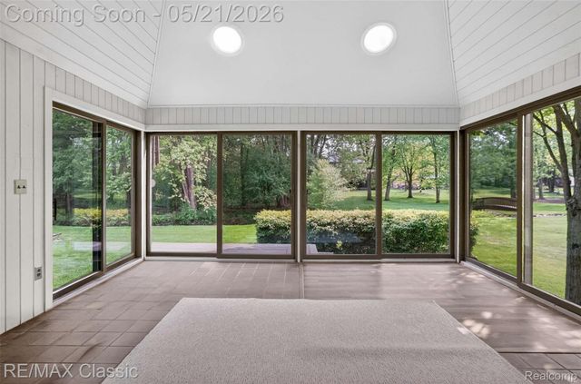 115 W Hickory Grove Road, Bloomfield Hills, MI 48304