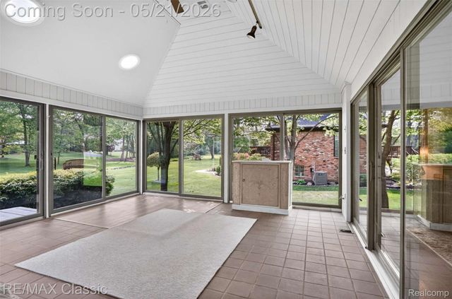 115 W Hickory Grove Road, Bloomfield Hills, MI 48304