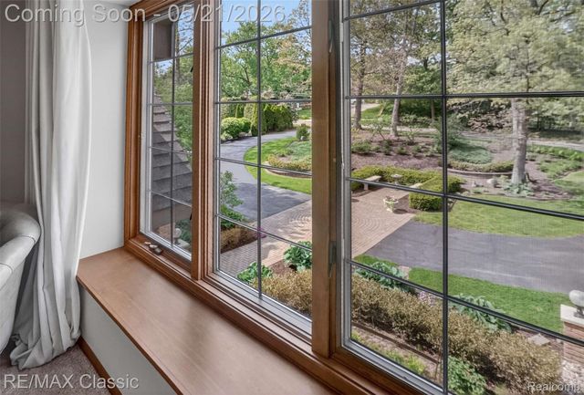 115 W Hickory Grove Road, Bloomfield Hills, MI 48304