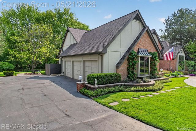 115 W Hickory Grove Road, Bloomfield Hills, MI 48304
