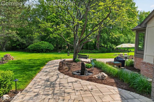 115 W Hickory Grove Road, Bloomfield Hills, MI 48304