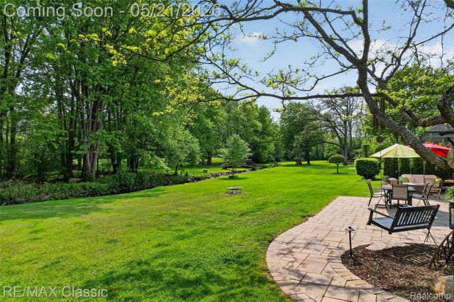 115 W Hickory Grove Road, Bloomfield Hills, MI 48304