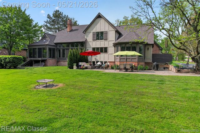 115 W Hickory Grove Road, Bloomfield Hills, MI 48304