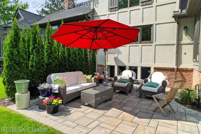 115 W Hickory Grove Road, Bloomfield Hills, MI 48304