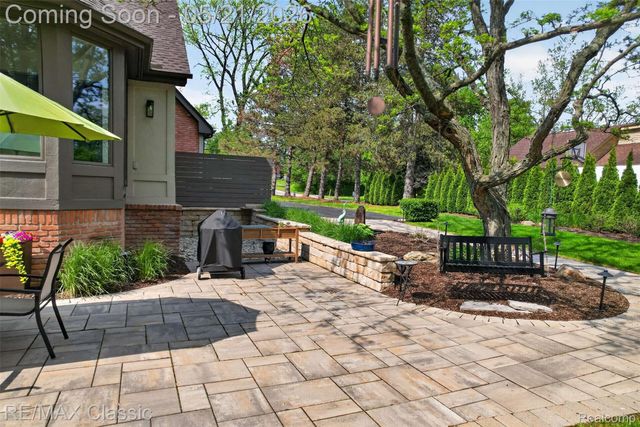 115 W Hickory Grove Road, Bloomfield Hills, MI 48304