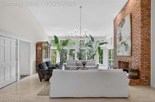 115 W Hickory Grove Road, Bloomfield Hills, MI 48304
