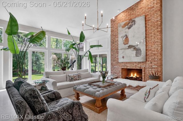 115 W Hickory Grove Road, Bloomfield Hills, MI 48304