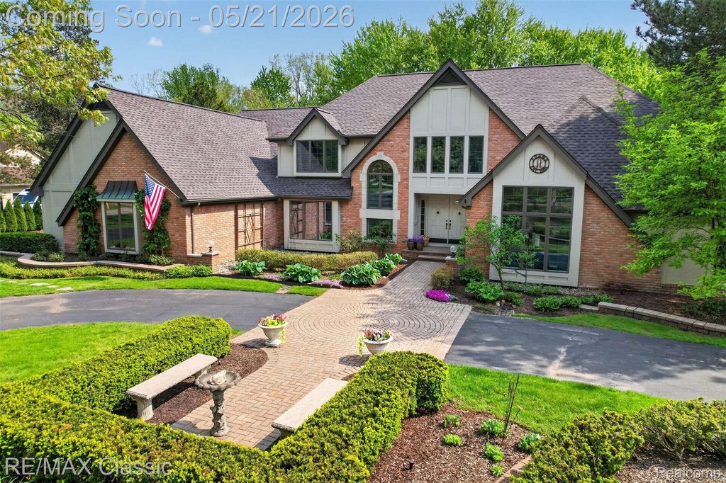 115 W Hickory Grove Road, Bloomfield Hills, MI 48304