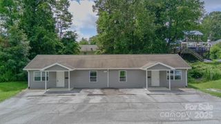 835 3rd Avenue W, Hendersonville, NC 28739
