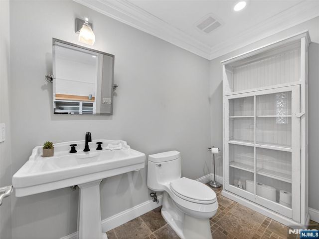 381 Lawrence Court, Wyckoff, NJ 07481