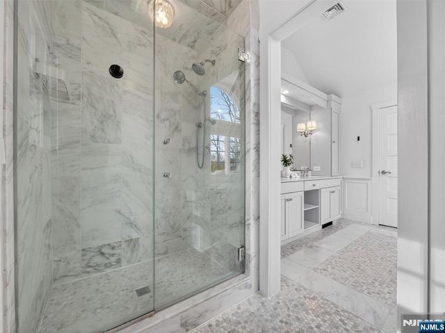 381 Lawrence Court, Wyckoff, NJ 07481