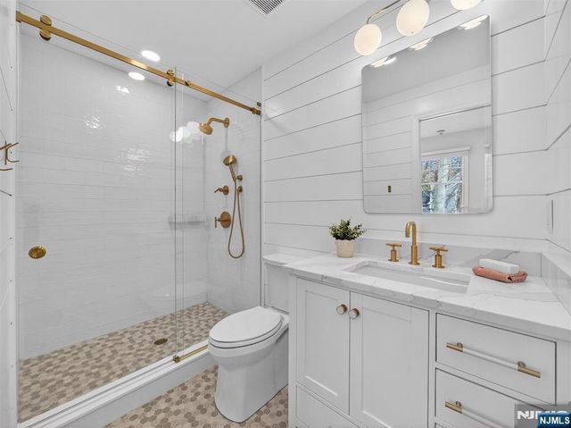 381 Lawrence Court, Wyckoff, NJ 07481