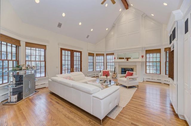 1499 Sheridan Road, Highland Park, IL 60035