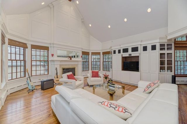 1499 Sheridan Road, Highland Park, IL 60035