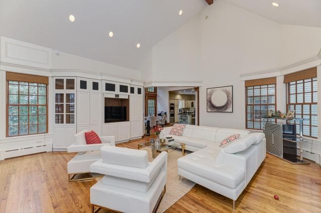 1499 Sheridan Road, Highland Park, IL 60035