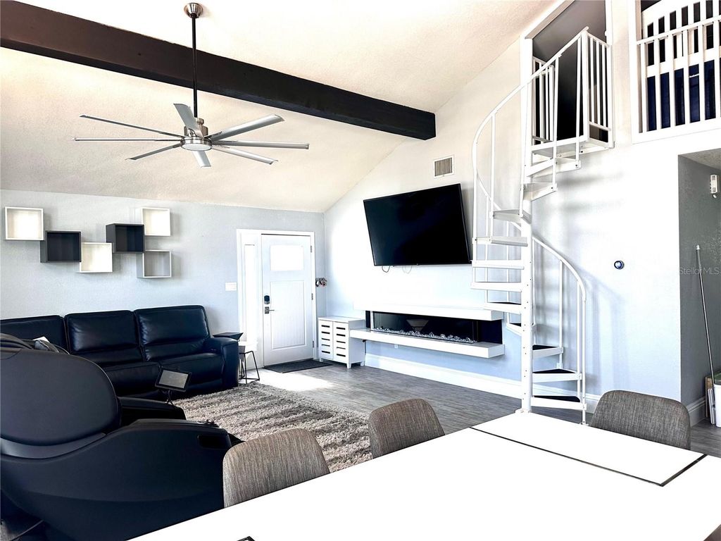 Image 8 of property listing at 17706 1ST STREET E, Redington Shores, FL 33708