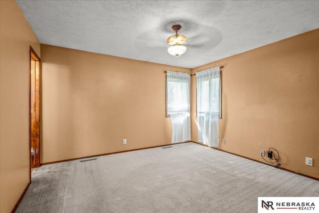 6712 S 73rd Avenue, Ralston, NE 68127