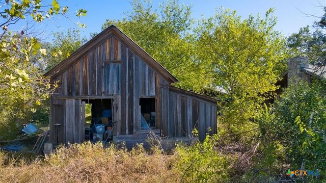 112 Loop 308, Briggs, TX 78608