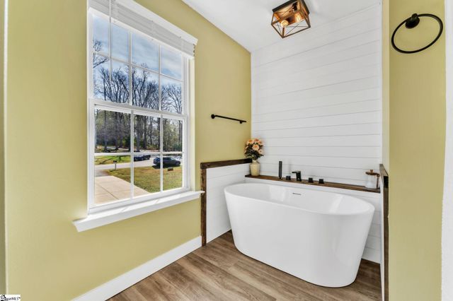 102 Lochenshire Place, Belton, SC 29627