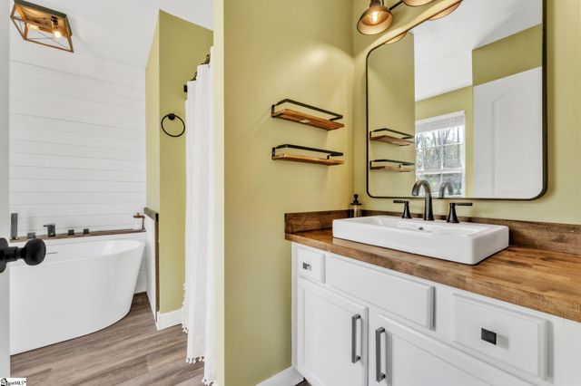 102 Lochenshire Place, Belton, SC 29627