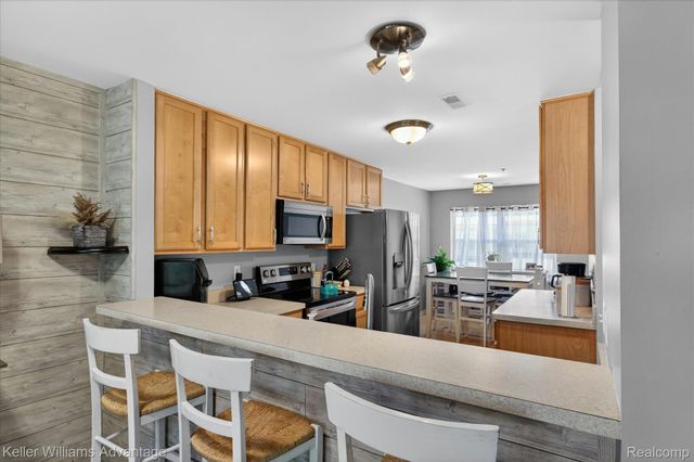 446 Old Pine Way, Walled Lake, MI 48390