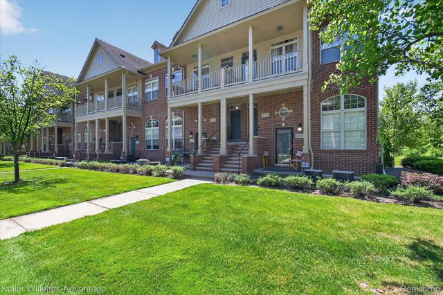 446 Old Pine Way, Walled Lake, MI 48390