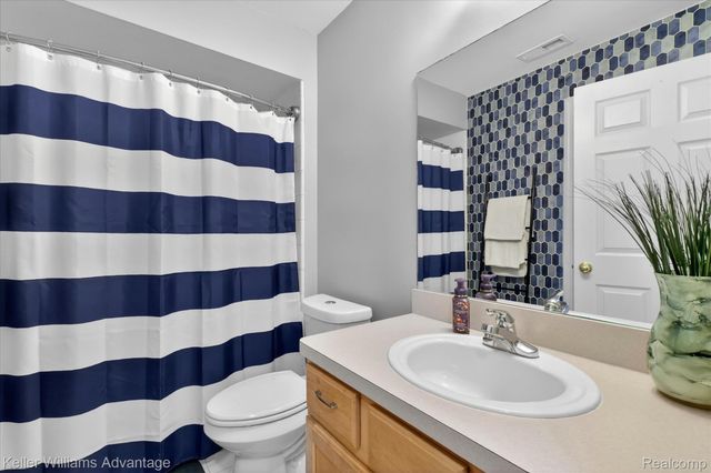 446 Old Pine Way, Walled Lake, MI 48390