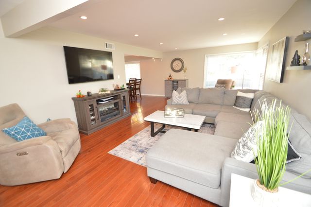 2610 Sunnyside Avenue, Westchester, IL 60154