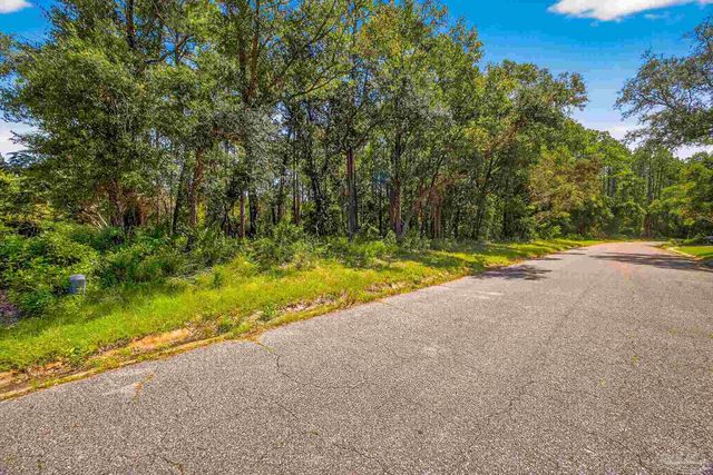 5652 Bay Forest Dr, Pensacola, FL 32526