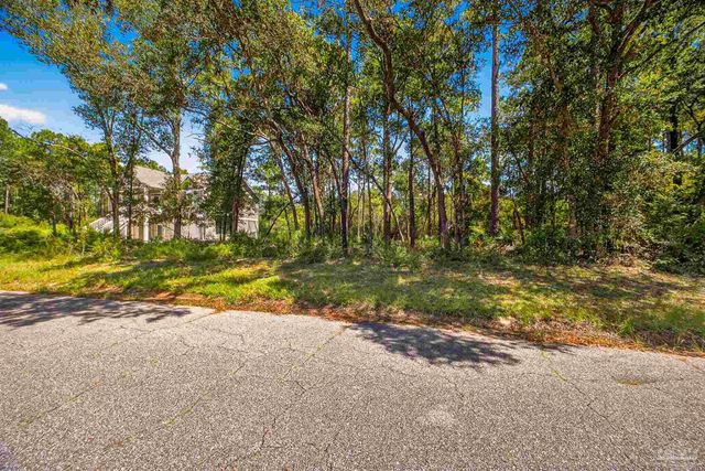 5652 Bay Forest Dr, Pensacola, FL 32526