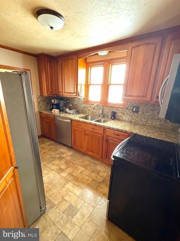 16 PLEASANT ST, New Oxford, PA 17350