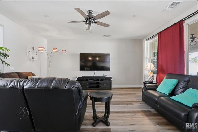 14822 Pemberley Passage Avenue, Bakersfield, CA 93311