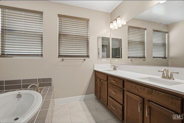 14822 Pemberley Passage Avenue, Bakersfield, CA 93311