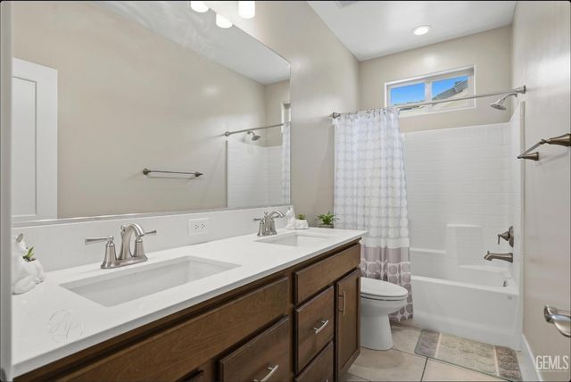 14822 Pemberley Passage Avenue, Bakersfield, CA 93311