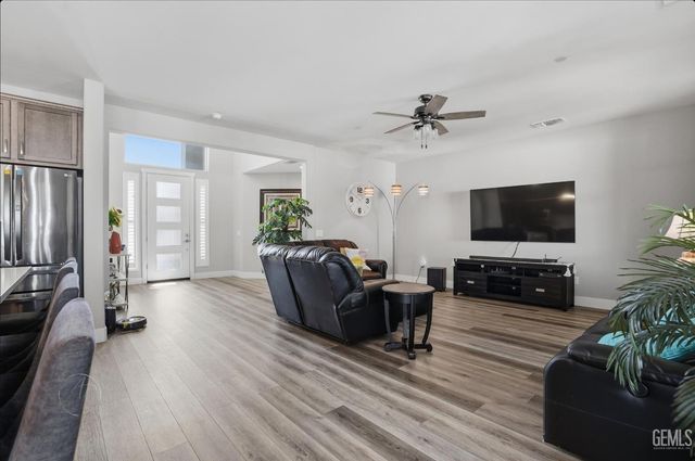 14822 Pemberley Passage Avenue, Bakersfield, CA 93311