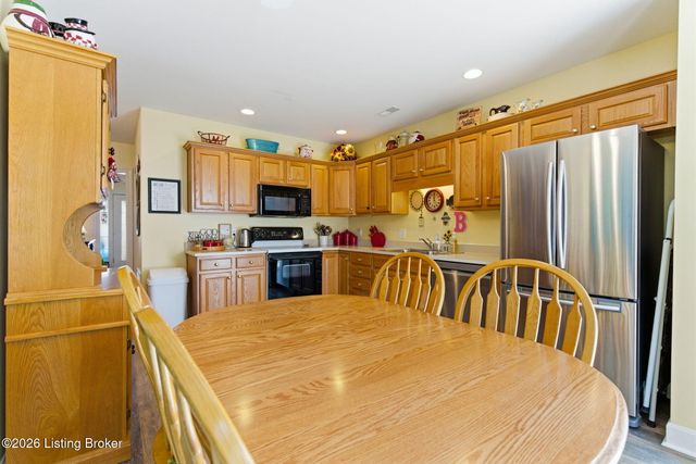 8631 Applegate Village Dr, Louisville, KY 40219