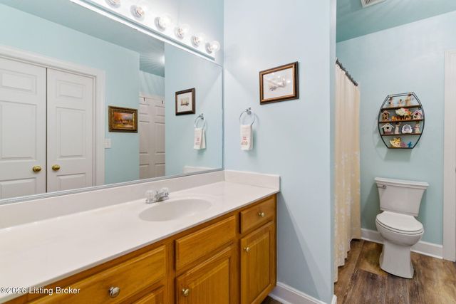 8631 Applegate Village Dr, Louisville, KY 40219