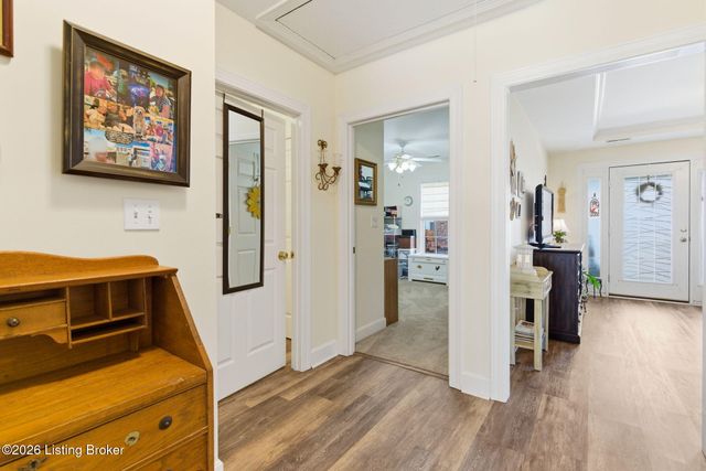 8631 Applegate Village Dr, Louisville, KY 40219