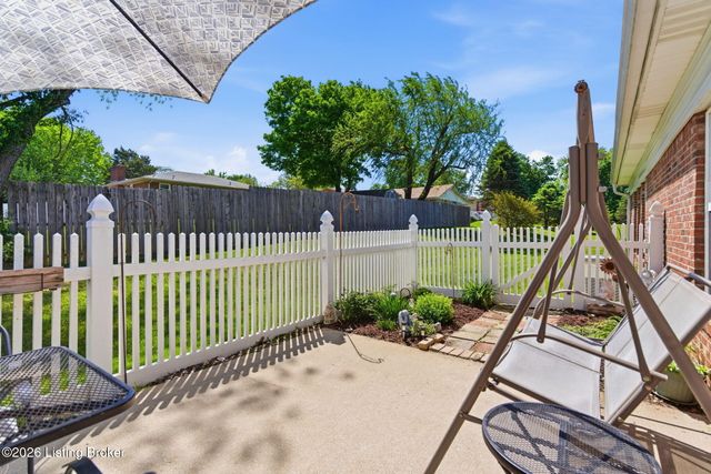 8631 Applegate Village Dr, Louisville, KY 40219