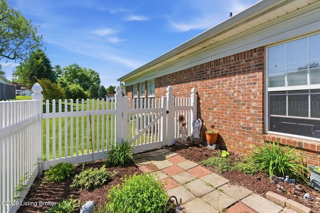 8631 Applegate Village Dr, Louisville, KY 40219