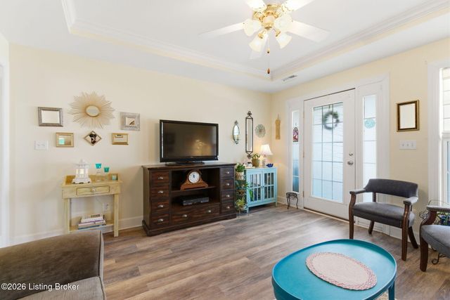 8631 Applegate Village Dr, Louisville, KY 40219