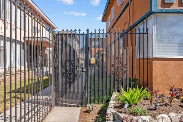 4015 Palmwood Drive, Los Angeles, CA 90008