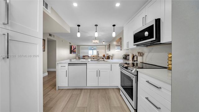 605 Oaks Drive 502, Pompano Beach, FL 33069