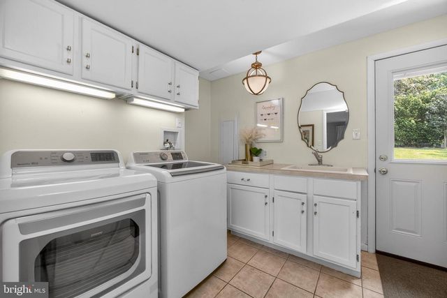 2040 FLORAL DR, Wilmington, DE 19810