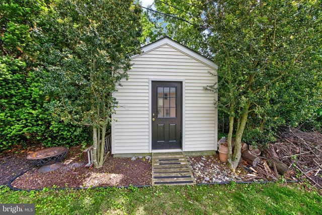 2040 FLORAL DR, Wilmington, DE 19810