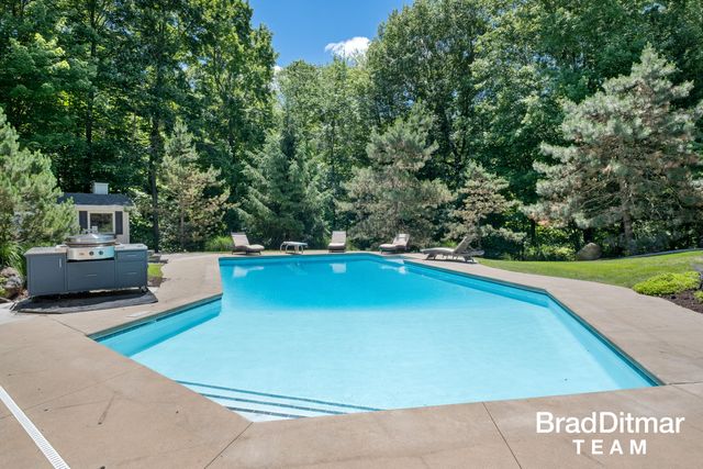 1099 Skyevale Ne, Ada Twp, MI 49301