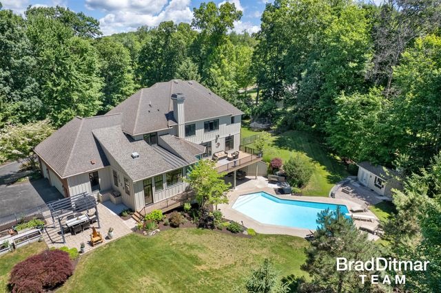 1099 Skyevale Ne, Ada Twp, MI 49301